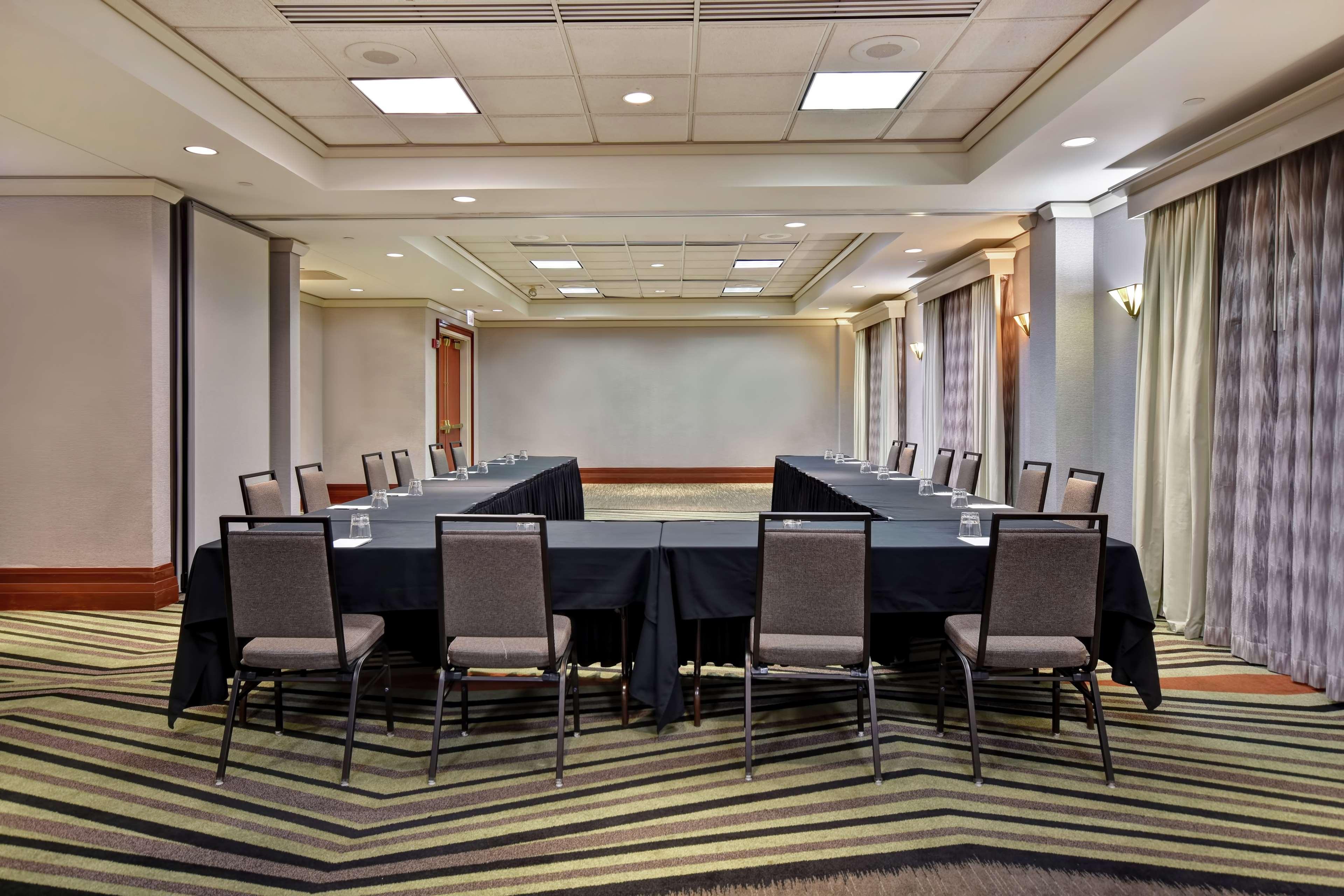 Embassy Suites Little Rock Bagian luar foto
