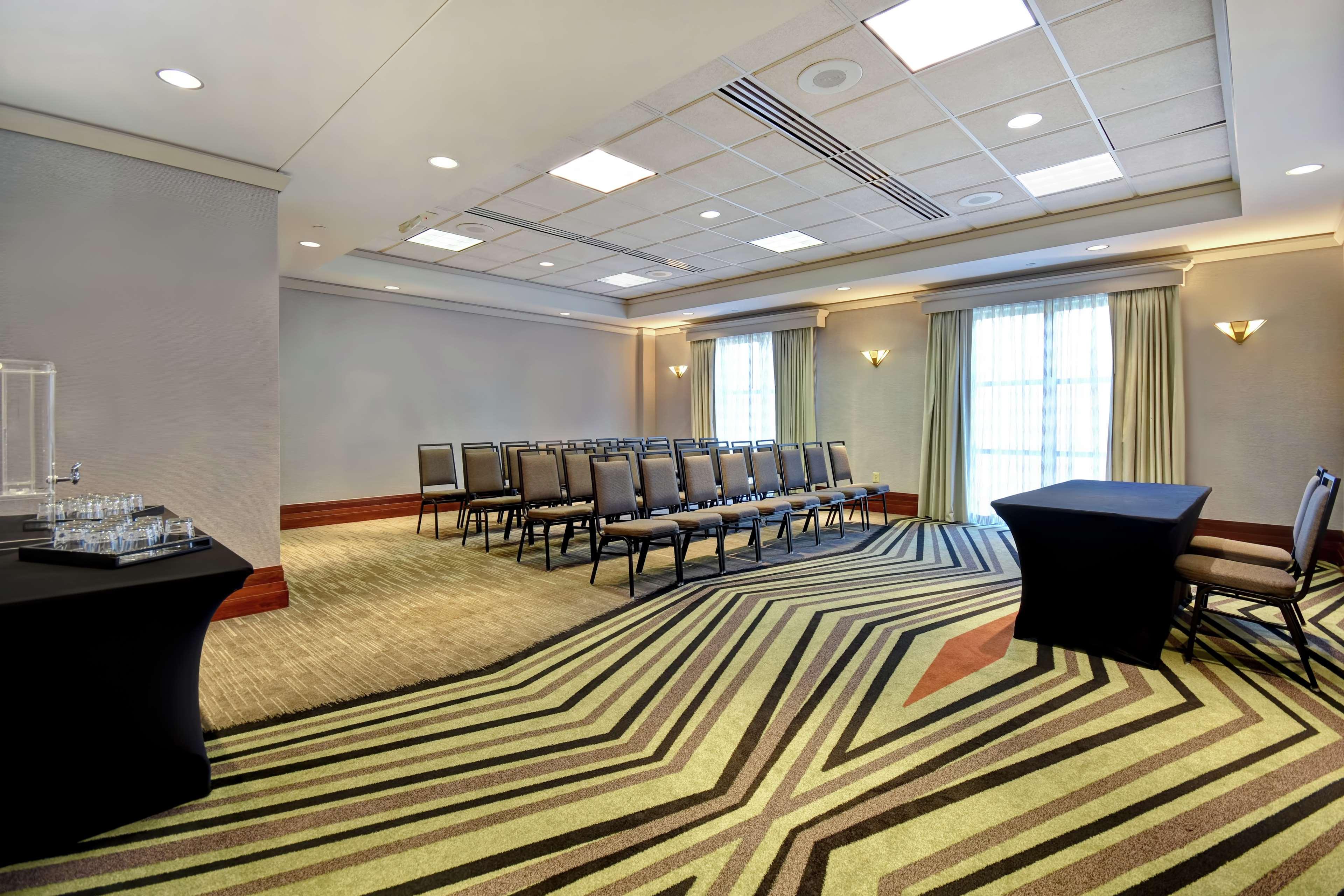 Embassy Suites Little Rock Bagian luar foto