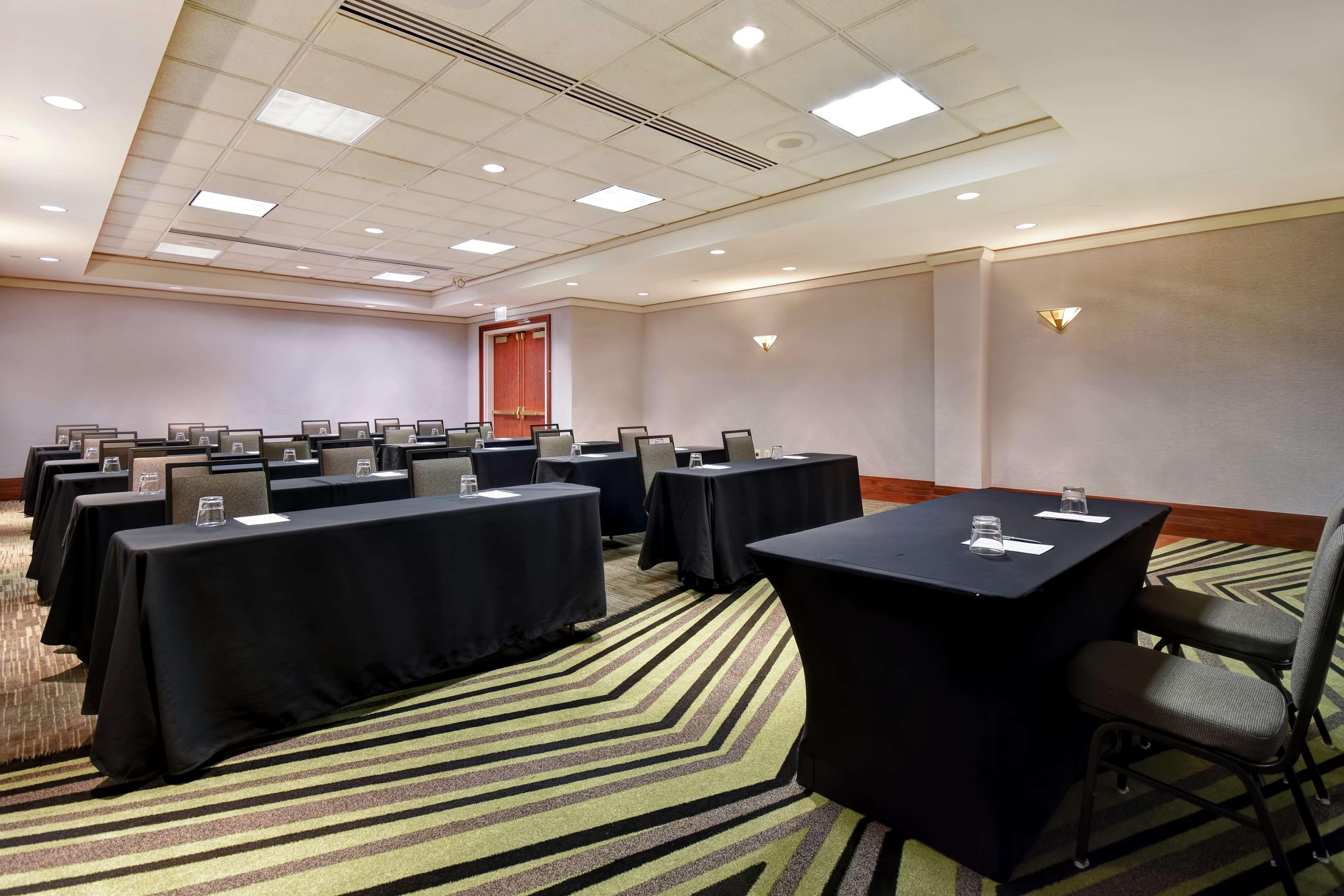 Embassy Suites Little Rock Bagian luar foto