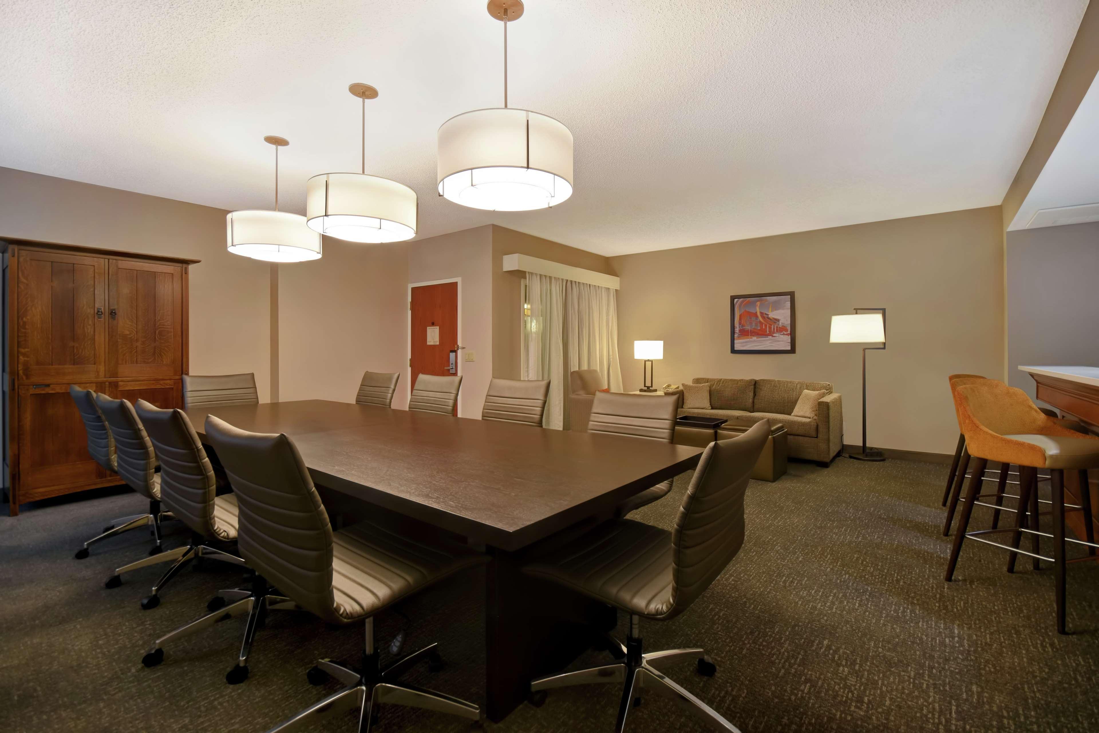 Embassy Suites Little Rock Bagian luar foto